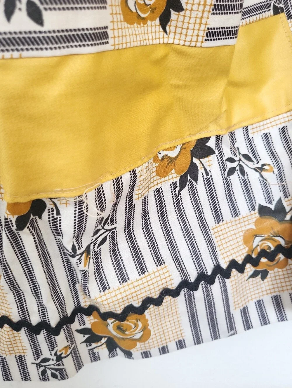 Vintage  Cottagecore Rose Striped Cotton Kitchen 1/2 Apron ~ Deadstock ~ Retro